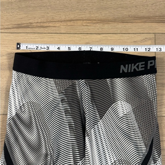 Nike Pro Women’s Black and Gray Hypercool Frequency Leggings with Mesh - Picture 12 of 15